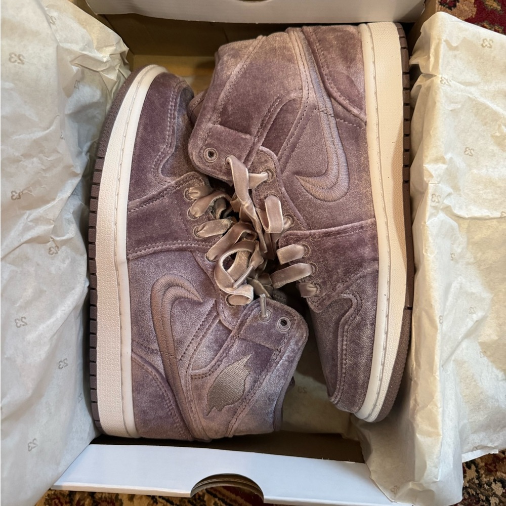 New in box. Air Jordan 1 mid SE. purple smoke size 7 - Picture 3 of 6